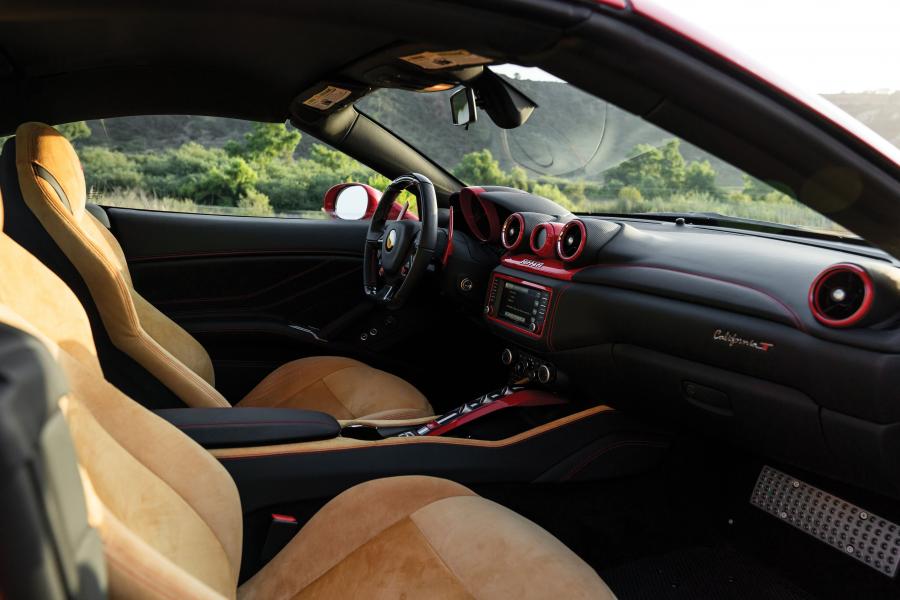 Интерьер Ferrari California T The Readhead (227523) 2017 года  (фото 3 из 23)